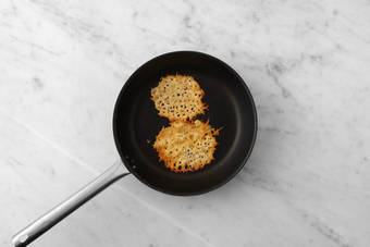 Preparare le cialde di formaggio