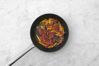 Cuocere la salsiccia 