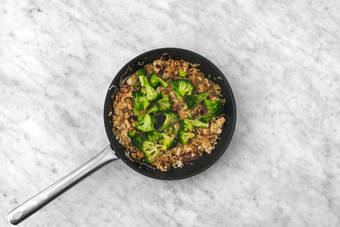 Cuire le poulet haché