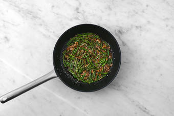 Faire sauter les haricots verts