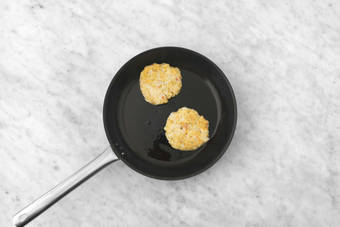 Cocina las hamburguesas