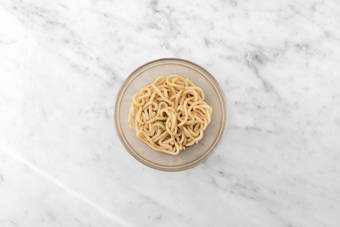 Prepara y agrega la salsa