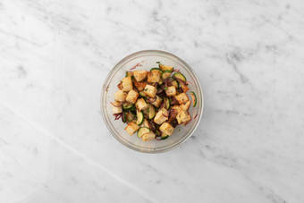 Adereza las verduras y picatostes