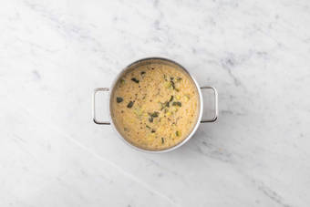 Agrega el queso al orzo