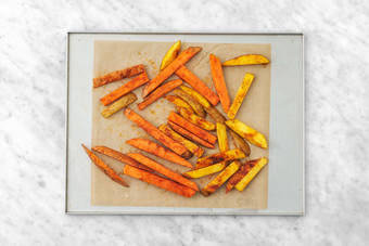 Enfourner les frites de légumes