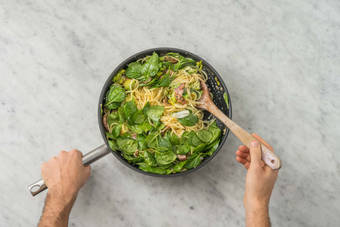 Tilsæt spinat og pasta
