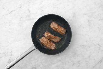 Cuocere la salsiccia