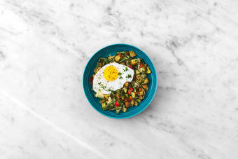 Cuire l'œuf au plat et servir