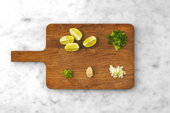 Frühlingszwiebel schneiden