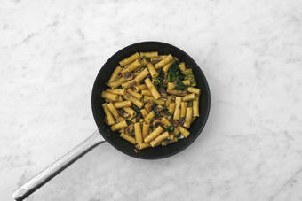 À la poêle tout s'emmêle