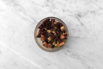 Adereza los vegetales y el pan