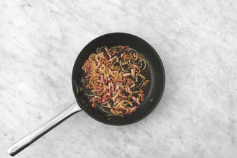 Cocina la cebolla y el bacon