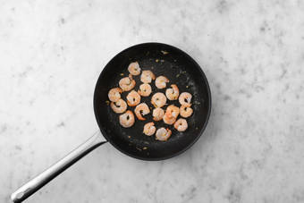 Saltea los langostinos