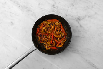 Groenten en kip bakken