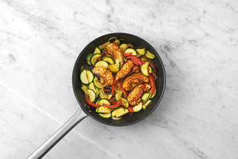 Groenten en kip bakken