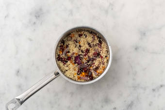 Bland rodfrugtcouscous