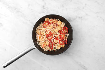 Noedelsalade afmaken