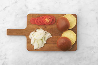 Zwiebel, Tomate und Buns schneiden