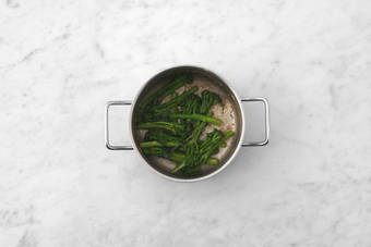 Brokkolini anrösten