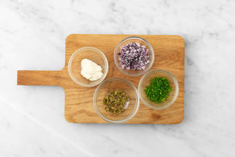 Preparare la salsa ravigote