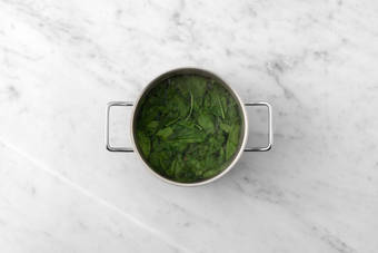 Elabora la salsa de espinacas