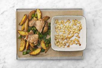 Hornea el pollo y la manzana