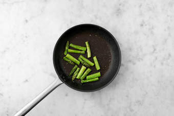 Saltea los espárragos