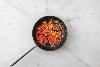 Saltea la ternera y las verduras