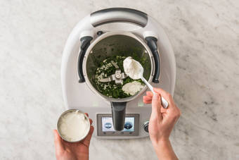 Für den Petersilienjoghurt