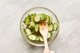 MAKE SPICY PICKLES
