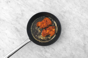 Schnitzel bakken en saus maken