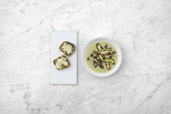 Tout le monde à table !