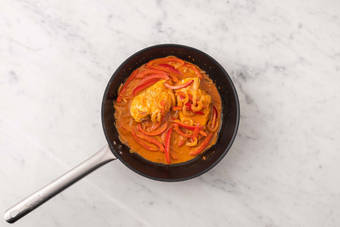 Agrega y cocina la salsa