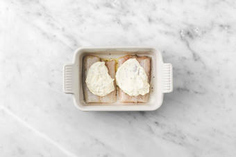 Adereza y hornea la merluza