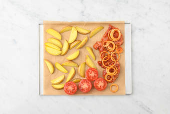 Cuocere il pollo e le verdure