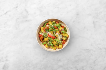 Prepara el pesto y emplata