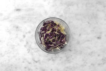 Couscous und Slaw vorbereiten