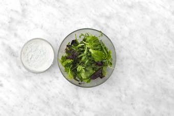 Prepara lo yogurt all'aneto