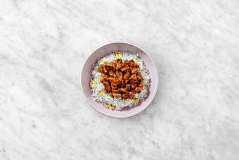 Adereza el arroz y emplata