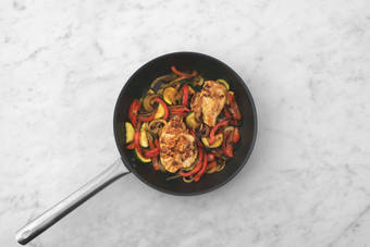 Cuire les légumes et le poulet