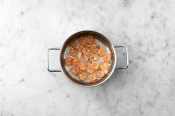 Saltea los langostinos