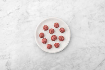 Prepara las albóndigas