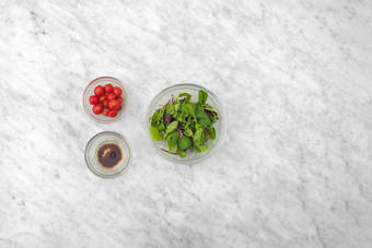 Lag vinaigrette og salat