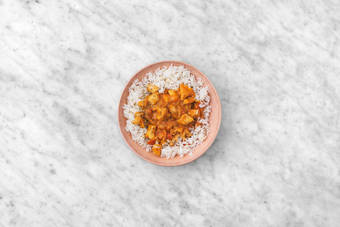 Agrega la salsa y emplata