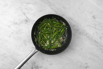 Sauter les haricots verts