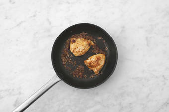 Le poulet entre en scène