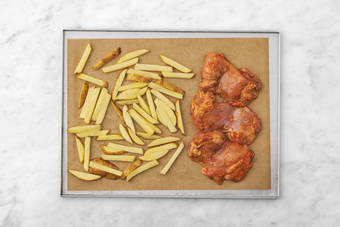 Cuocere le patate e il pollo