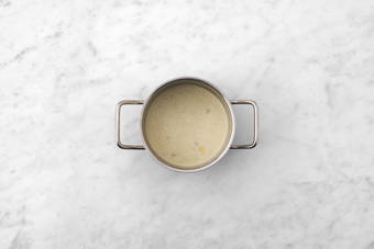 Prepara la salsa de queso azul