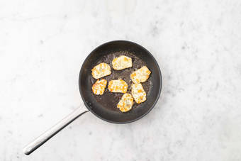 Mariner et cuire le fromage