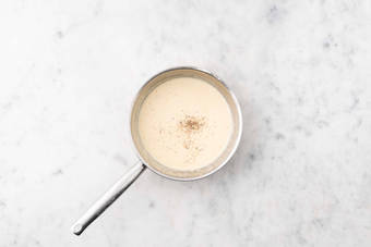 Préparer la sauce au fromage